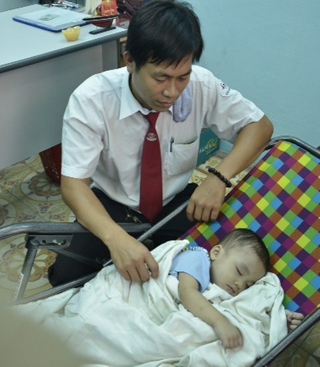 Trước đó, hôm 2/12, tài xế taxi Thuận đã đưa Bo đến cơ quan chức năng trình báo sau khi một phụ nữ bỏ rơi bé trai kháu khỉnh này.