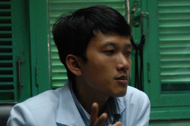 BS Huỳnh Thiện Ngôn nói về trường hợp của Quang Anh với PV.	 Ảnh: Đỗ Bá