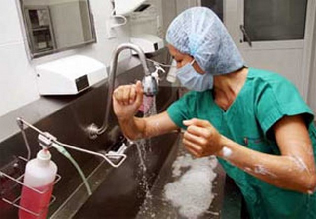 Chịu khó rửa tay, nhân viên bệnh viện có thể cứu mạng nhiều bệnh nhân.