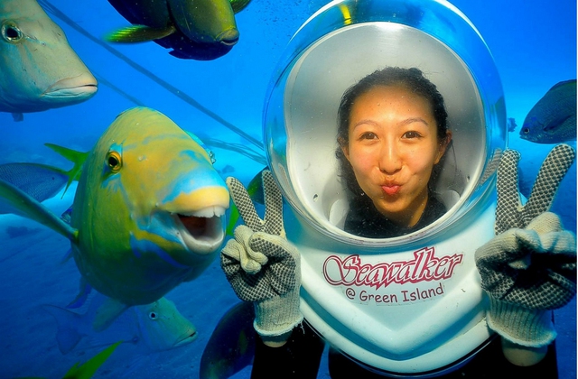 Tomomi Nakazawa cùng với những chú cá ở Great Barrier Reef.