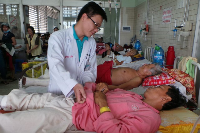 Anh Nguyễn Văn Nam đang được điều trị tại Bệnh viện Chợ Rẫy với bao nỗi lo trong những ngày tới. Ảnh: Đỗ Bá