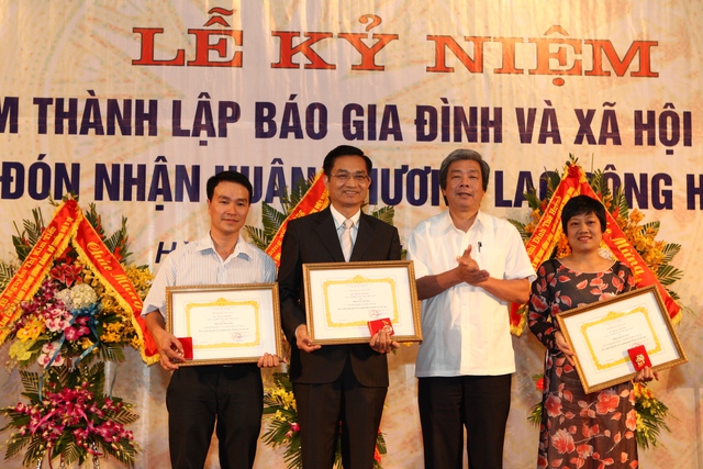 Ông Hà Minh Huệ, Phó Chủ tịch Hội Nhà báo Việt Nam tặng Kỷ niệm chương “Vì sự nghiệp báo chí Việt Nam” cho các cá nhân của Báo Gia đình & Xã hội.