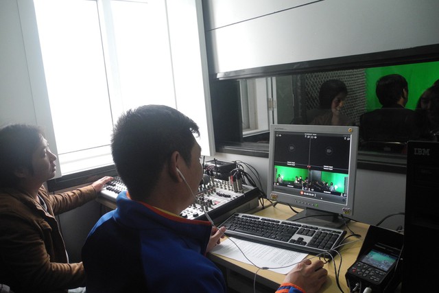 Phòng ghi hình tại Tổng cục DS-KHHGĐ được trang bị nhiều thiết bị kỹ thuật hiện đại.        
  ảnh: Cù Thị Gấm
