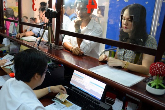 Người dân đến nộp hồ sơ đổi giấy phép lái xe tại số 51/2 Thành Thái. 	Ảnh: Tuấn Vương