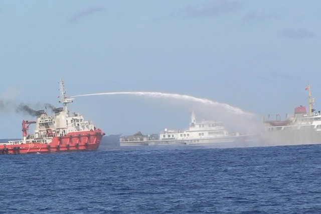 Tàu Trung Quốc dùng vòi rồng tấn công tàu thực thi pháp luật của Việt Nam trong vụ giàn khoan Hải Dương 981. 	Ảnh: TL