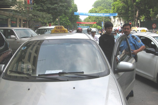 Người dân vẫn chưa hài lòng với mức giảm cước taxi (ảnh minh họa).