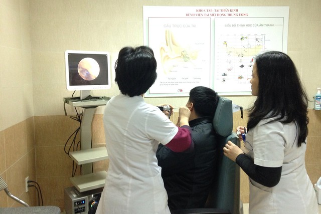 Bệnh nhân bị viêm tai giữa đang được nội soi tại Bệnh viện Tai Mũi Họng Trung ương.
	Ảnh: Hoài Nam