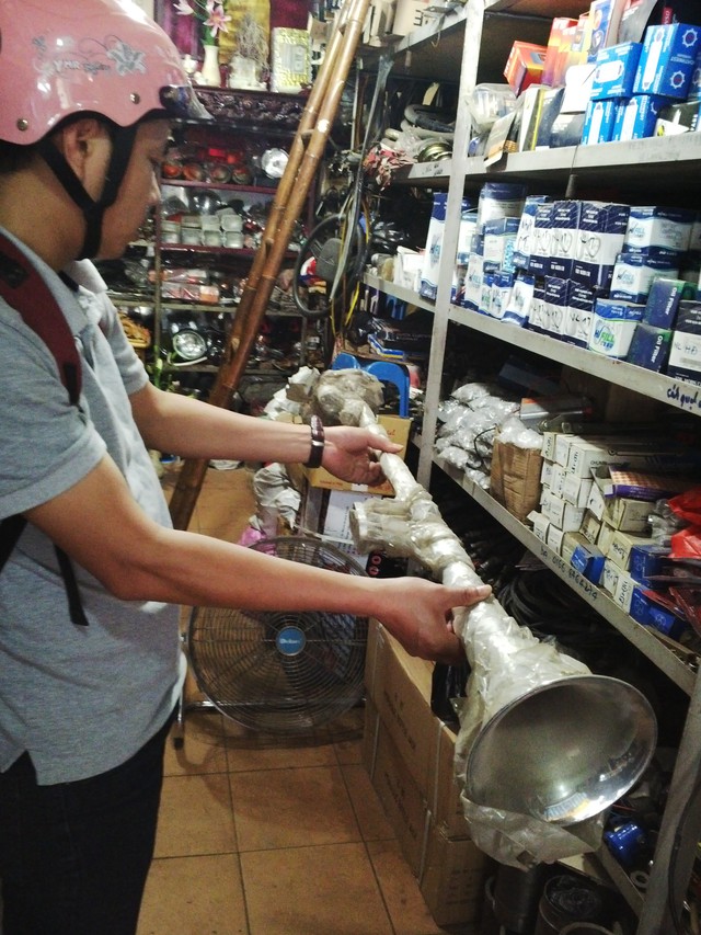 Loại kèn hơi “khủng” dài 1,2m được bán với giá 1 triệu đồng ở chợ Trời phố Huế  (Hà Nội). 	Ảnh: H.Phương