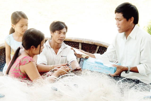 Cán bộ dân số cơ sở tư vấn các biện pháp tránh thai an toàn cho ngư dân vùng biển Quảng  Ninh.	 ảnh: Dương Ngọc