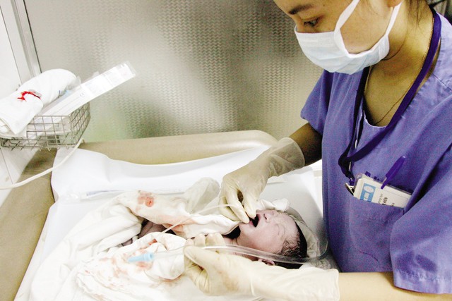 Chăm sóc trẻ sơ sinh tại Bệnh viện Phụ sản Trung ương.	Ảnh: DƯƠNG NGỌC