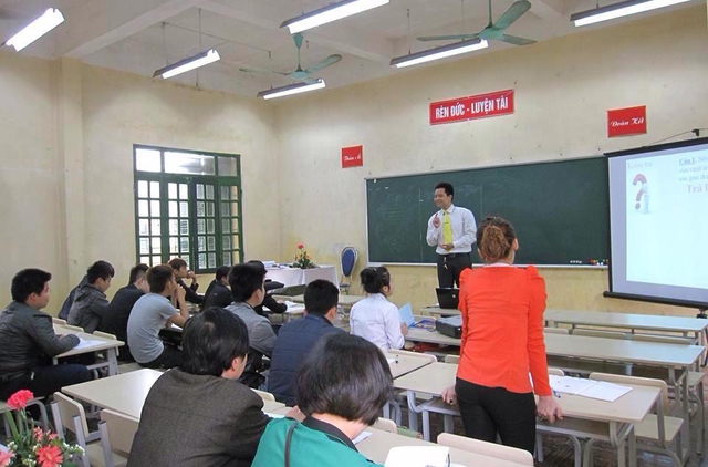 Thầy Hoàng Công Cường trong buổi dạy tại hội thi Giáo viên giỏi THPT cấp thành phố năm 2011-2012 tại Trung tâm GDTX Việt Hưng (Long Biên, Hà Nội). 	Ảnh: N.H