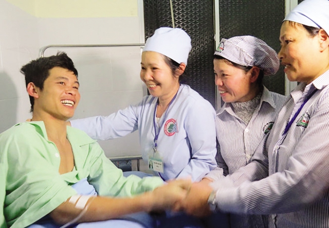 Nạn nhân Hoàng Văn Sơn đang được các y, bác sĩ chăm sóc tại Bệnh viện Đa khoa Lâm Đồng. 	Ảnh: T.L