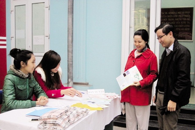Tư vấn khám sàng lọc cho các bà mẹ mang thai tại Trung tâm DS-KHHGĐ quận Ba Đình. 	ẢnH: H.A
