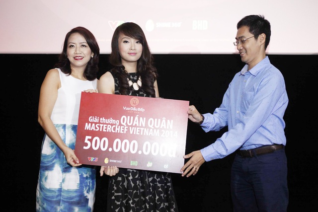 Minh Nhật (giữa) trở thành “Vua đầu bếp Việt Nam 2014” với giải thưởng 500 triệu đồng. Ảnh: Ân Nguyễn