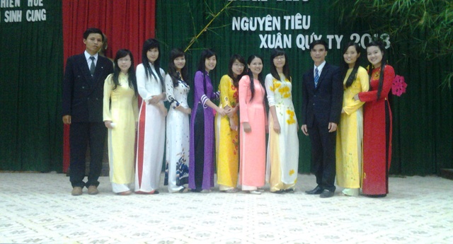 Thầy giáo Nguyễn Hữu Thương (thứ ba bìa phải) và các đồng nghiệp.
