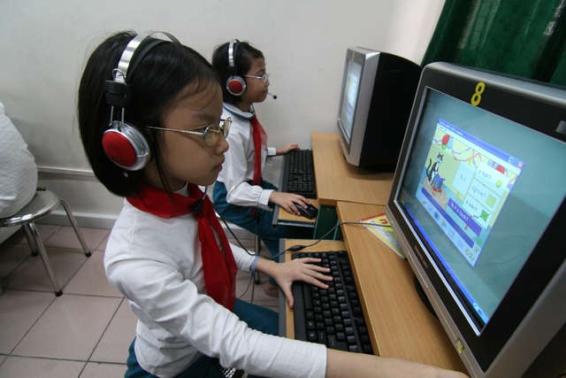 Học tiếng Anh trên máy vi tính tại Trường Tiểu học Thăng Long, Hà Nội.	
Ảnh: Chí cường