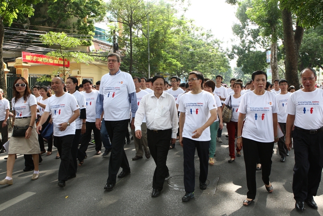 Phó Thủ tướng Chính phủ Vũ Đức Đam (hàng đầu, thứ 3 từ phải sang) cùng đại diện các Bộ, ngành, các tổ chức quốc tế tham gia
Lễ diễu hành hưởng ứng Chương trình “Chung tay giải quyết tình trạng mất cân bằng giới tính khi khi sinh” được tổ chức tại Hà Nội
tháng 10/2014.  ẢNH : CHÍ CƯỜNG