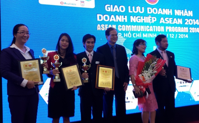Đại diện Tập đoàn Y khoa Hoàn Mỹ nhận giải “Thương hiệu yêu thích ASEAN”