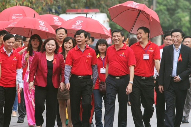 L&atilde;nh đạo Bộ Y tế  v&agrave; đại diện c&aacute;c ban, ng&agrave;nh, đo&agrave;n thể  diễu h&agrave;nh hưởng ứng Th&aacute;ng h&agrave;nh động quốc gia ph&ograve;ng, chống HIV/AIDS. 	Ảnh: H.A