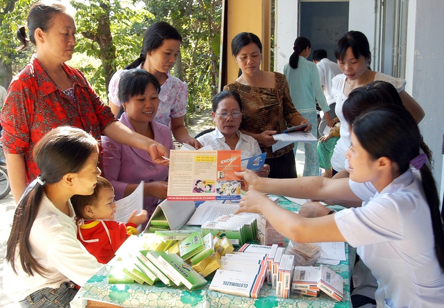 Cán bộ dân số huyện Đông Anh (Hà Nội) tư vấn kiến thức làm mẹ an toàn cho người dân trong Chiến dịch chăm sóc SKSS.  ảnh: Dương Ngọc