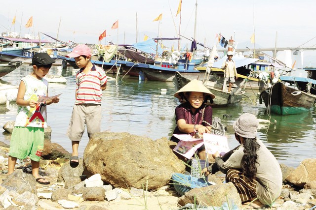 Cán bộ dân số cơ sở tỉnh Khánh Hòa hướng dẫn người dân các biện pháp tránh thai an toàn, chăm sóc sức khỏe gia đình.
  ảnh: Dương Ngọc