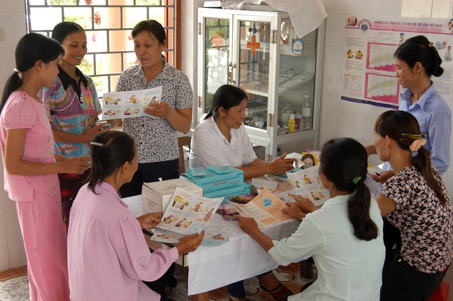 Cán bộ dân số TP Hà Nội hướng dẫn người dân các biện pháp tránh thai an toàn.