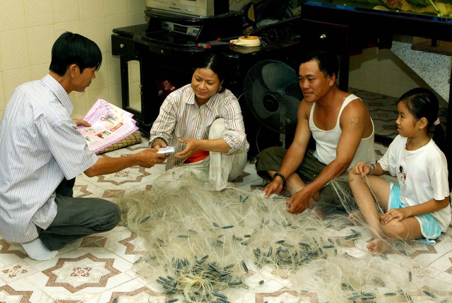 Cán bộ dân số huyện Bình Sơn, Quảng Ngãi phát tờ rơi truyền thông kiến thức chăm sóc SKSS cho ngư dân.
ẢNH: DƯƠNG NGỌC
