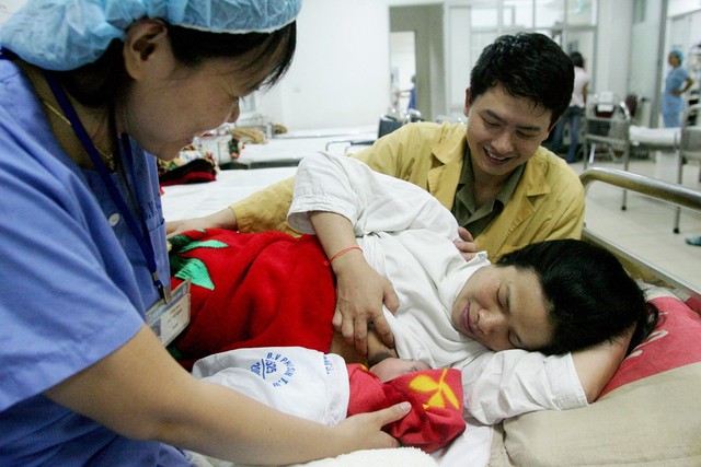 Chăm sóc trẻ sơ sinh tại Bệnh viện Phụ sản Trung ương.  ẢNH: DƯƠNG NGỌC
