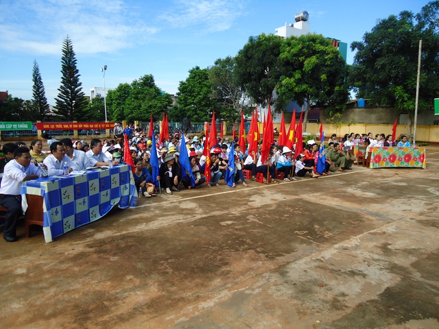 Đông đảo người dân tham dự Lễ ra quân chiến dịch truyền thông dân số tại thị trấn Ea Pôk. Ảnh: Đình Quân