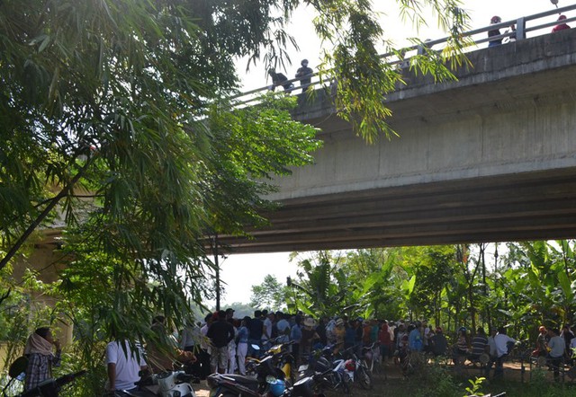 Rất đông người dân tụ tập dưới chân cầu Vĩnh Điện theo giõi công tác tìm kiếm thi thể thiếu nữ M.