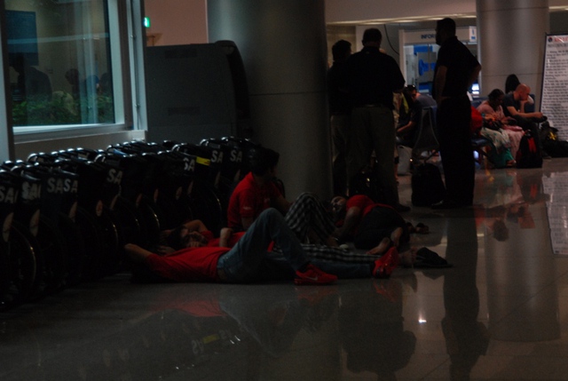 Hành khách nằm vật vạ tại ga hàng không quốc tế sân bay Tân Sơn Nhất