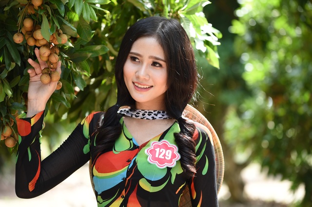 Đến với Bạc Liêu trong vòng chung khảo phía Nam Hoa hậu Việt Nam 2014, các thí sinh không bỏ qua cơ hội được tham quan, thưởng thức đặc sản và ghi hình kỷ niệm với những vườn nhãn mát rượi tươi tốt của Giồng Nhãn.