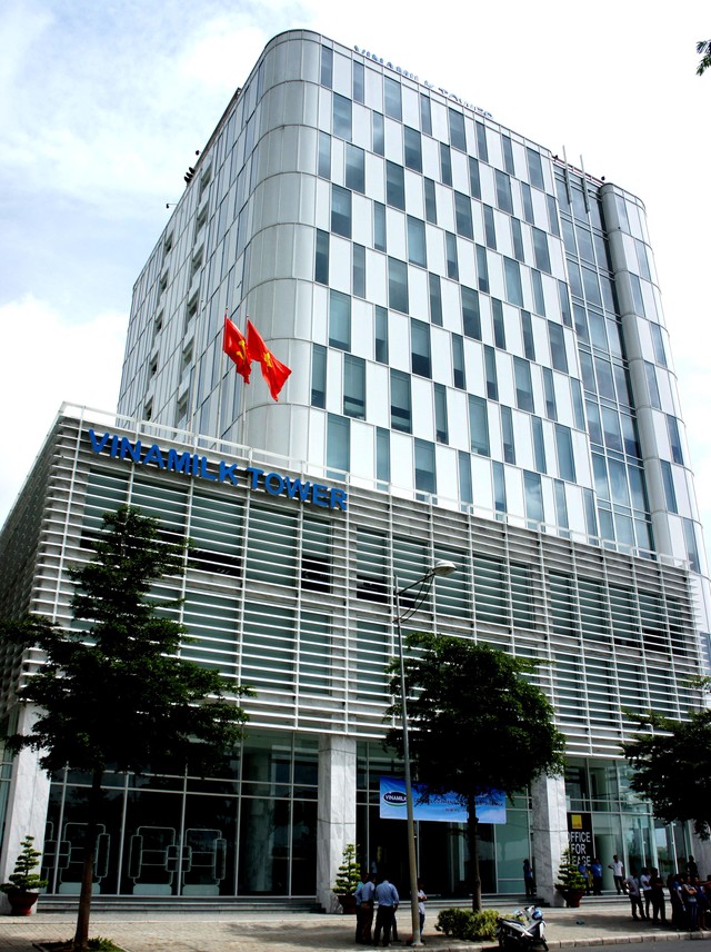 Năm 2013, Vinamilk nộp ngân sách nhà nước 3.243 tỷ đồng và được xếp hạng trong Top 10 doanh nghiệp nộp thuế thu nhập doanh nghiệp lớn nhất Việt Nam năm 2014