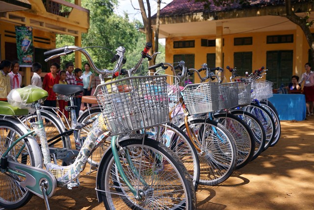 Những chiếc xe đạp của dự án đã đến tận tay các em học sinh.