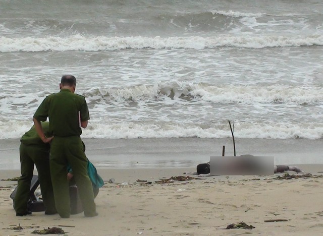 Lực lượng chức năng có mặt tại bờ biển để khám nghiệm thi thể, xác minh làm rõ vụ việc. Ảnh Đ.H