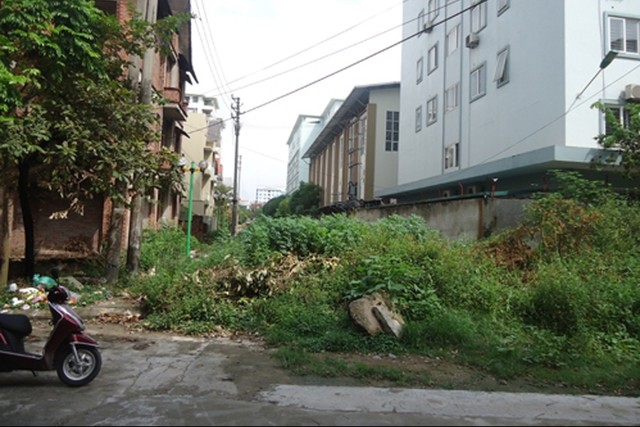 Người dân ở cụm chung cư An Sinh không có đường đi vì đấu nối hạ tầng bị “tắc”.