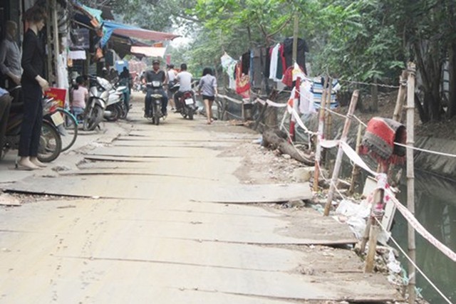 Con đường lát  bằng thép có một không hai ở Hà Nội.