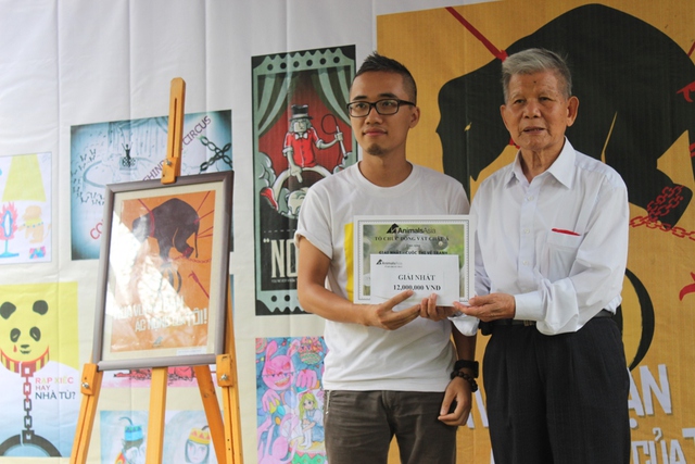 GS Nguyễn Huy Huỳnh trao giải nhất của cuộc thi