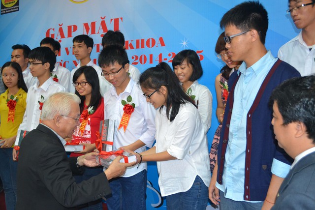 GS.TSKH Phạm Mạnh Hùng trao quà cho các tân thủ khoa