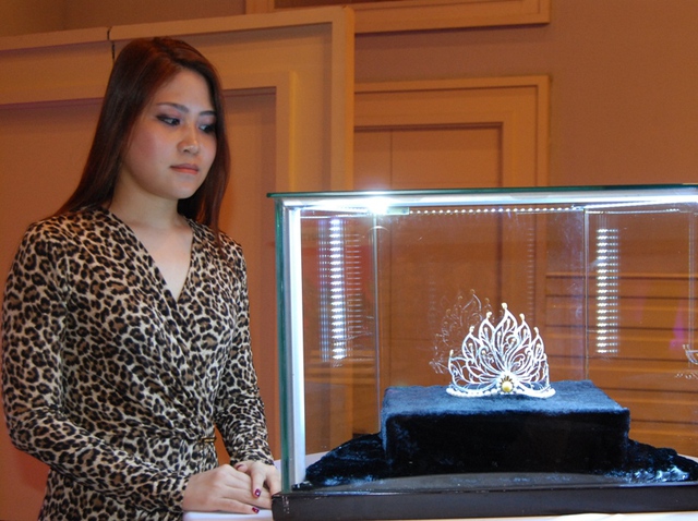 Cận cảnh chiếc vương miện bạc tỷ của cuộc thi Hoa hậu VN 2014