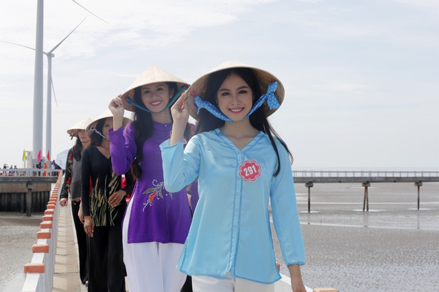39 thí sinh vòng chung khảo phía Nam Hoa hậu Việt Nam 2014 đã được tới thăm Nhà máy Điện gió Bạc Liêu. Đây là công trình điện gió lớn nhất Việt Nam tính tới thời điểm này. 