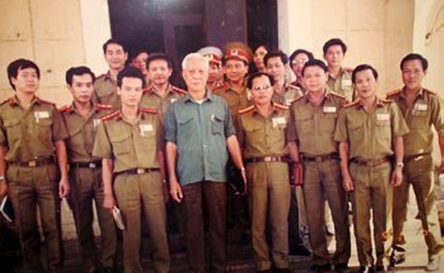 Một số thành viên nòng cốt của lực lượng tinh nhuệ SBC chụp hình kỷ niệm cùng Giám đốc công an TP.HCM thời bấy giờ, tướng Mai Chí Thọ.
