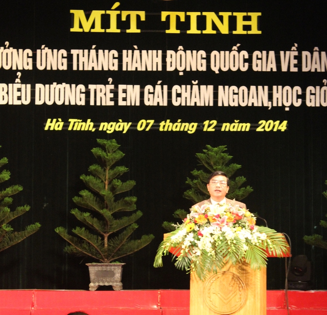 Ông Đặng Quốc Vinh, Trưởng Ban Tuyên giáo Tỉnh Ủy Hà Tĩnh phát biểu tại Lễ mít tinh, hưởng ứng Tháng Hành động Quốc Gia về Dân số năm 2014 