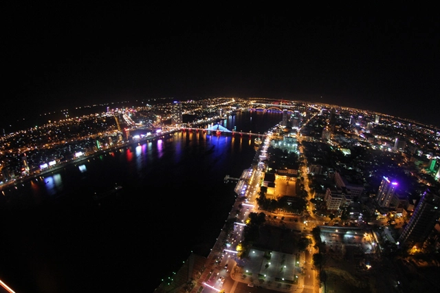 Thành phố Đà Nẵng rực rỡ về đêm. Ảnh Đức Hoàng
