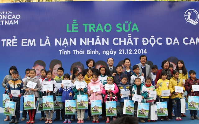 Buổi lễ trao tặng sữa cho trẻ em chất độc da cam tỉnh Th&aacute;i B&igrave;nh