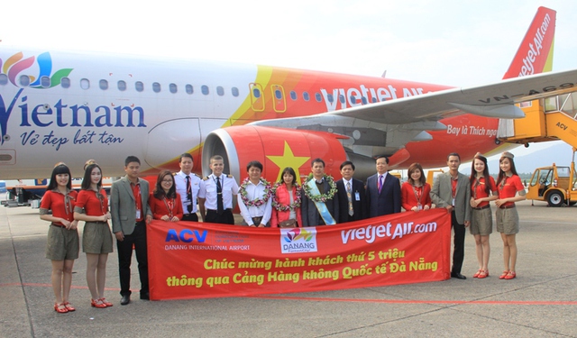 Đón hành khách thứ 5 triệu tại sân bay quốc tế Đà Nẵng. Ảnh Đức Hoàng