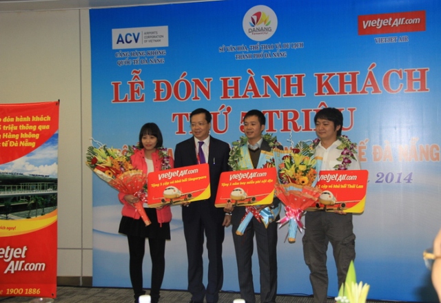 Tặng hoa chúc mừng 3 hành khách may mắn khi đáp xuống sân bay quốc tế Đà Nẵng. Ảnh Đức Hoàng