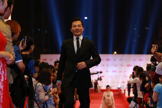 Trong khi đó, diễn viên Bảo Sơn- chồng cũ của Trương Ngọc Anh- một mình trên thảm đỏ