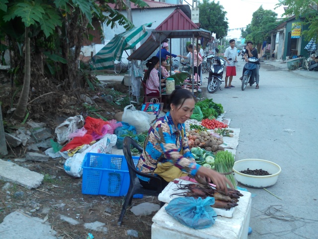 Chợ thường họp vào lúc 3h chiều, khi những người làng đi săn chuột đồng đã về cho đến khi các nhà lên đèn - khoảng 7h tối, không còn khách đến chợ mua thịt chuột.