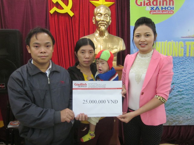 Bà Phạm Thị Thu Ngọc - Đại diện Quỹ Vòng tay nhân ái (Báo GDD&XH) trao tiền bạn đọc hảo tâm ủng hộ tới gia đình bé Mỹ Uyên